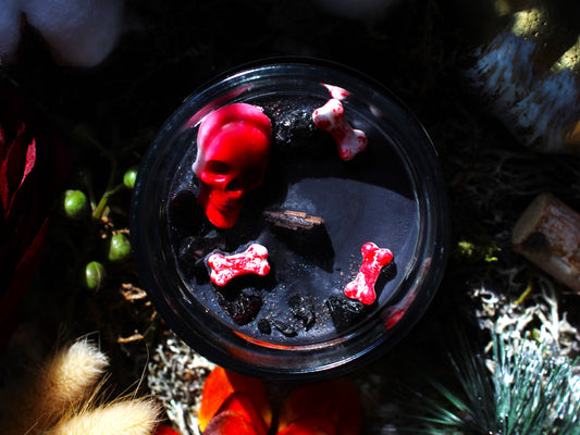 Catacombes. Bougie de soja à la pomme-grenade avec médaillon caché.