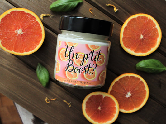 UN P'TIT BOOST? Bougie de soja avec mèche de bois crépitante aux agrumes et basilic sacré.