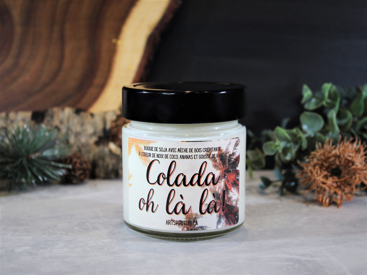 COLADA OH LÀ LÀ! Bougie de soja avec mèche de bois crépitante à l'odeur de coco, ananas et gousse de vanille.