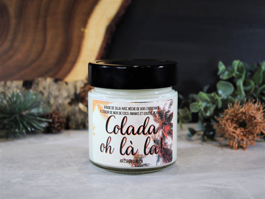 COLADA OH LÀ LÀ! Bougie de soja avec mèche de bois crépitante à l'odeur de coco, ananas et gousse de vanille.