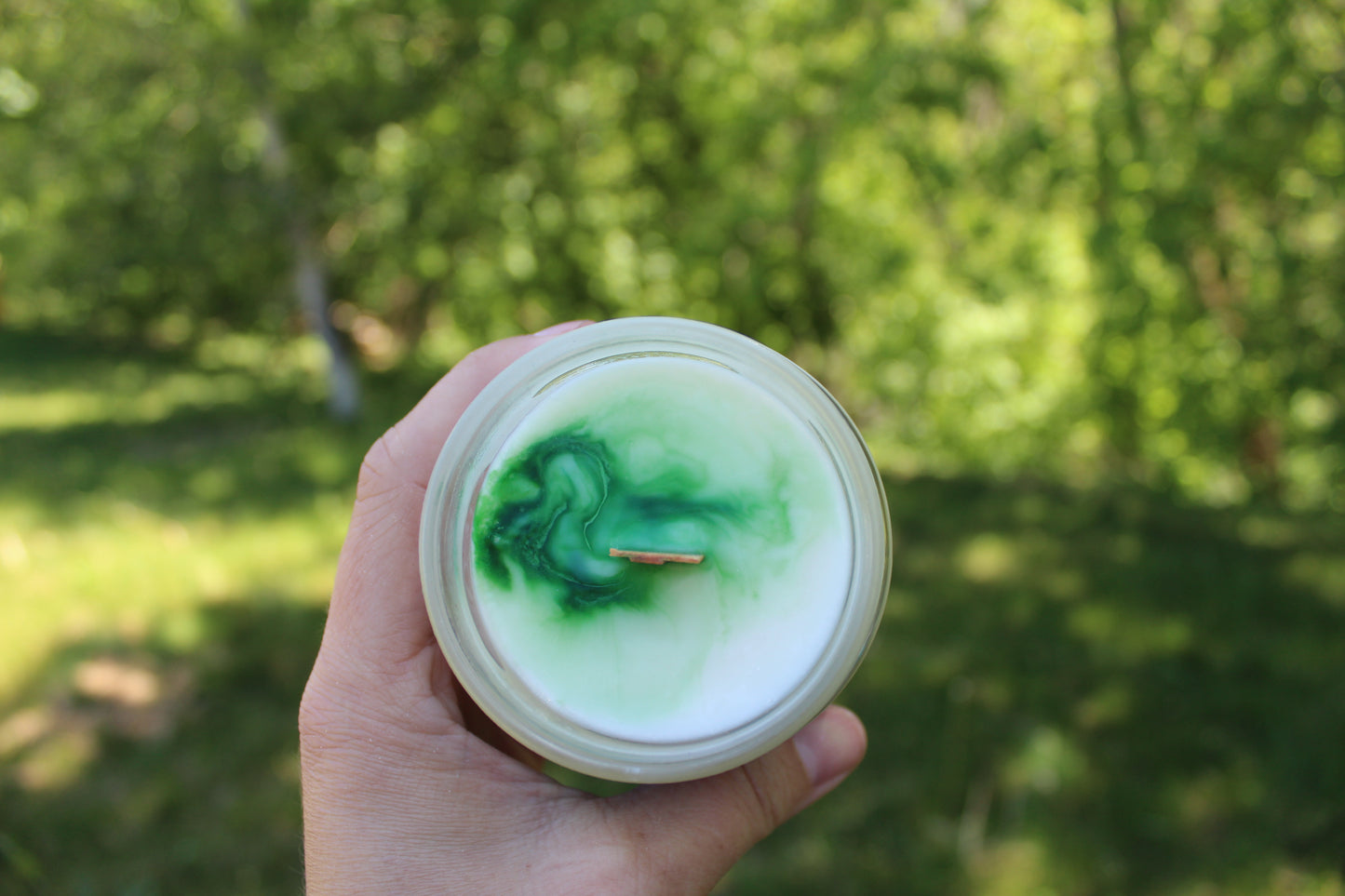 "Tire-toé une bûche!" Bougie de soja avec mèche de bois crépitante à l'odeur de feu de camp.