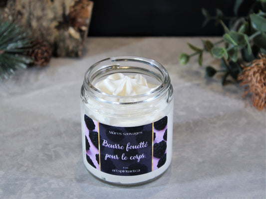 Beurre fouetté pour le corps aux mûres sauvages.