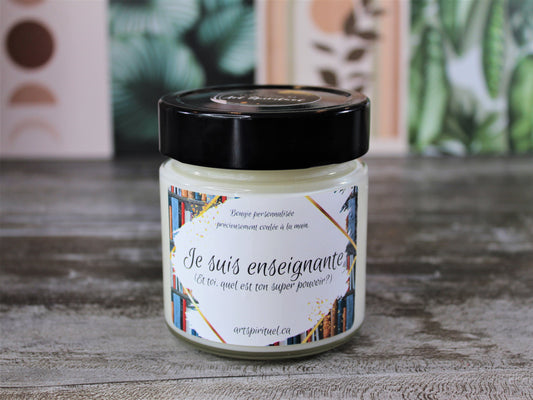 Je suis enseignante, bougie de soja avec mèche de bois (modèle livres).
