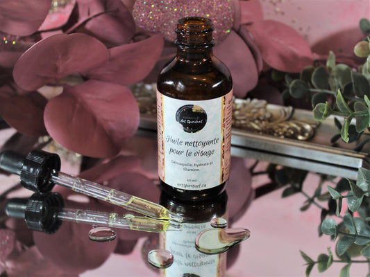 Huile nettoyante pour le visage aux huiles essentielles.