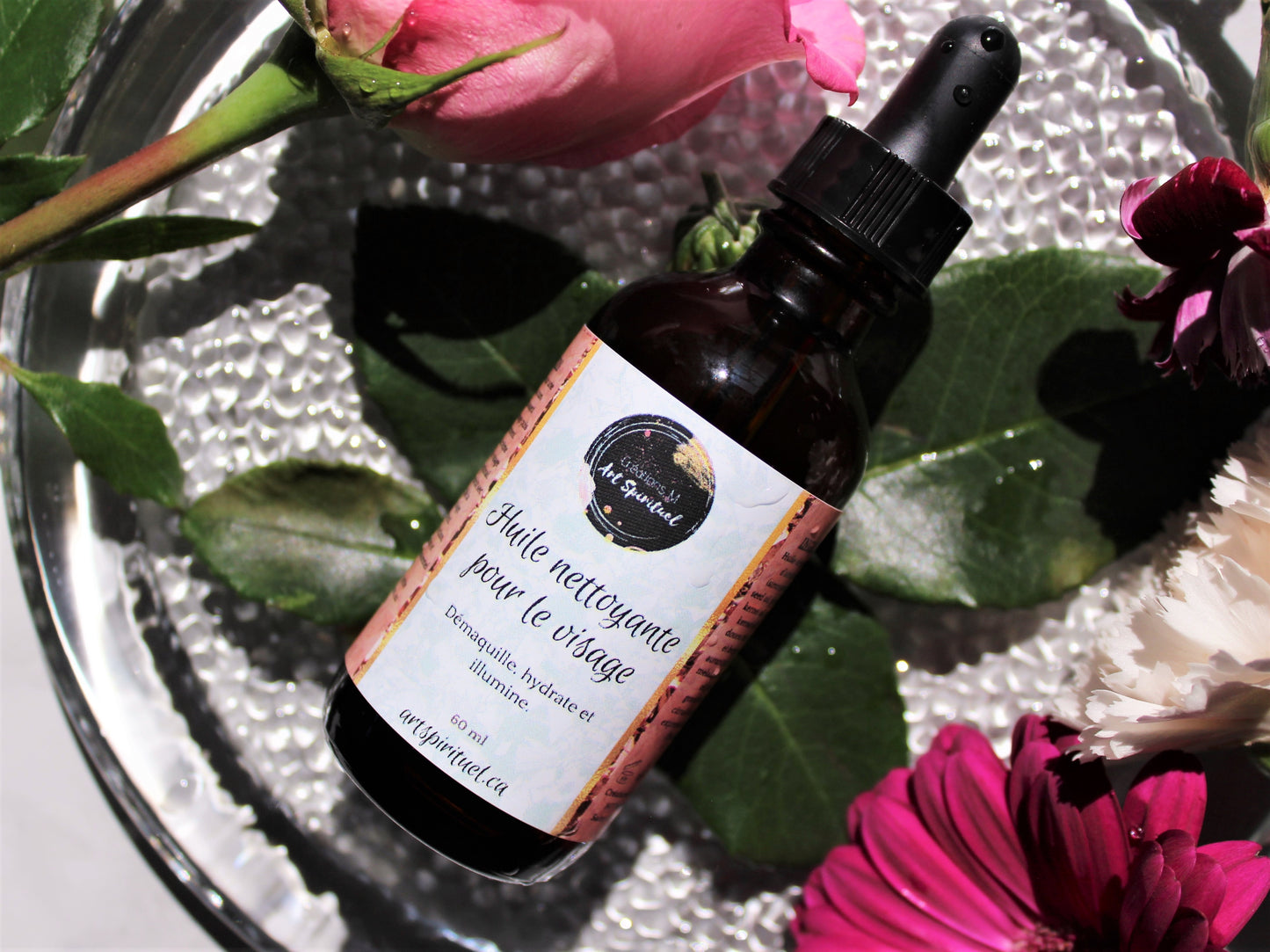 Huile nettoyante pour le visage aux huiles essentielles.
